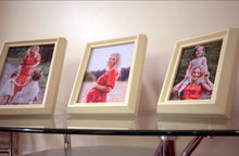 Cargar imagen en el visor de la galería, Set de 3 portarretratos beige de madera distintos tamaños
